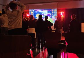 Freudengeschrei in der Schule – Beim Gaming-Abend am ASG Gernsbach sind die Kids am Drücker 