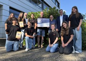 Volksbank spendet Handfunkgeräte fürs Gymnasium 